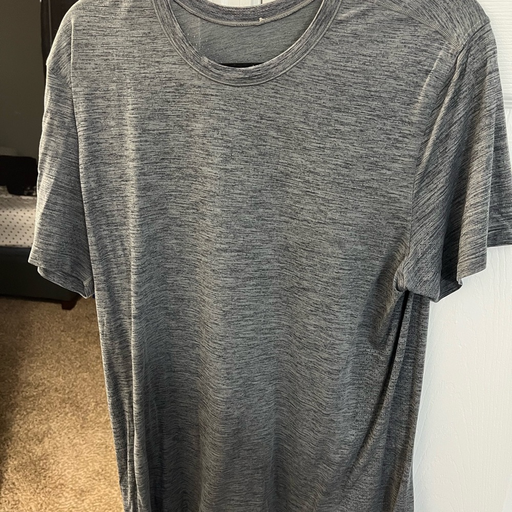 Mens vented workout shirt. Size XL. Great condition